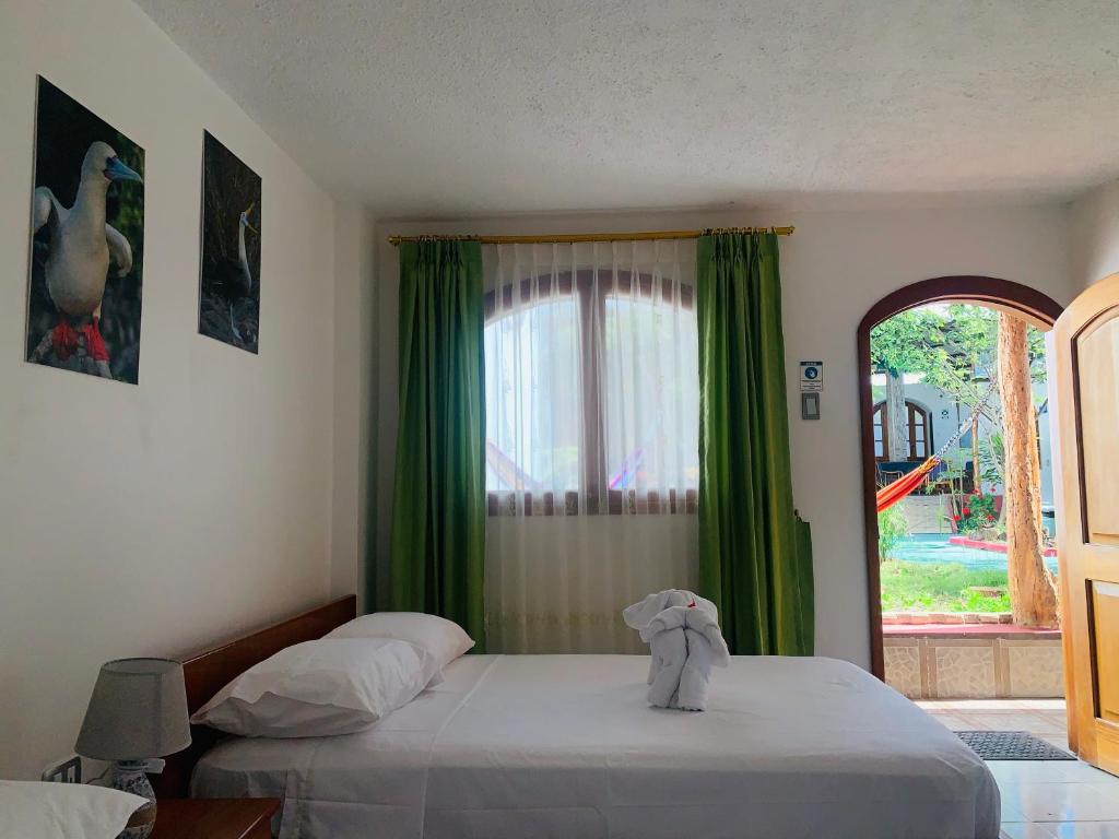 Hostal White House Galapagos - Zweibettzimmer Mit 1 Doppelbett Und 1 Einzelbett