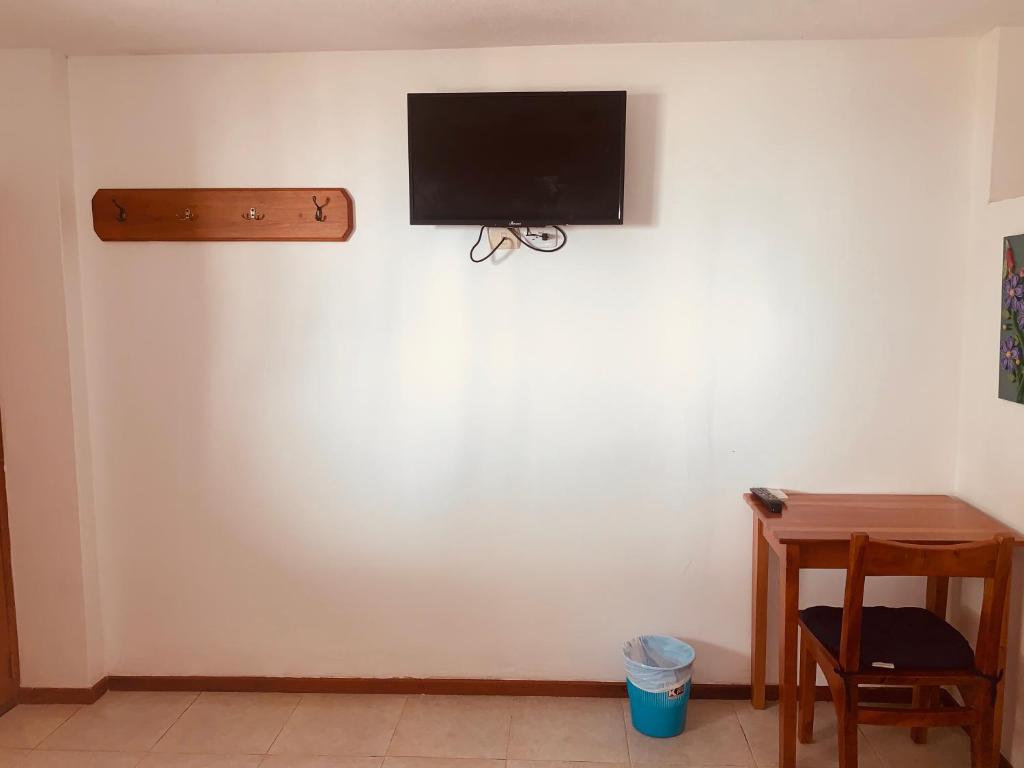 TV a/nebo společenská místnost v ubytování Hostal White House Galapagos
