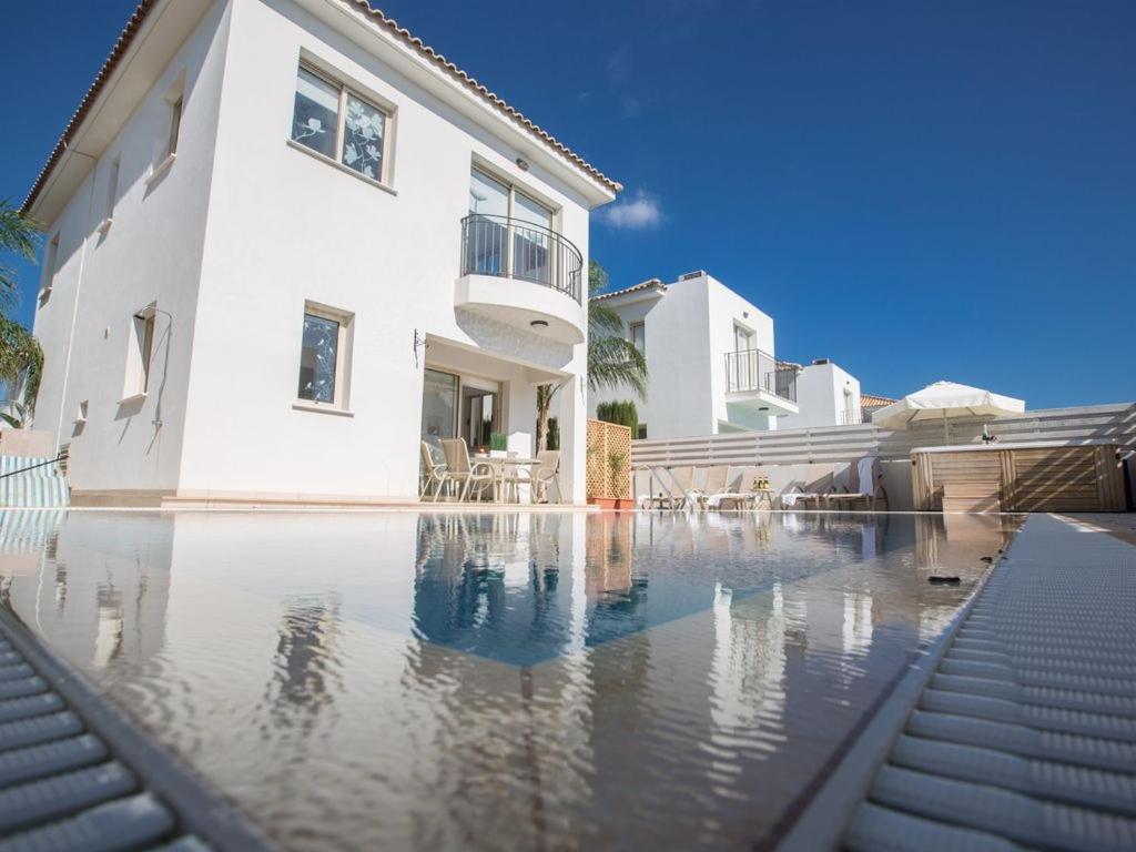 Fotografie z fotogalerie ubytování Villa Foros Dyo - Modern 3 Bedroom Pernera Villa with Pool - Close to all Amenities v destinaci Protaras