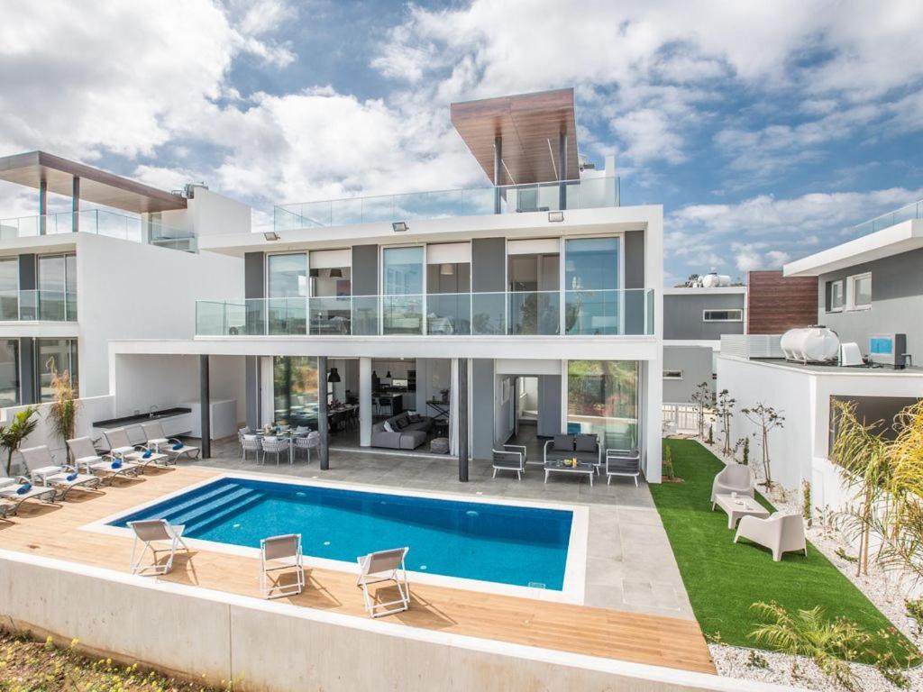 uma grande casa branca com piscina em Villa Olive Platinum New and Luxury 4BDR Protaras Villa with Private Pool Short Walk To Beach em Protaras