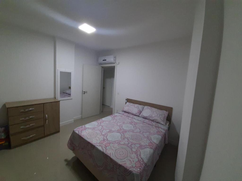  Apartamento 3 dorm a 100 metros da praia de Perequê em Porto Belo