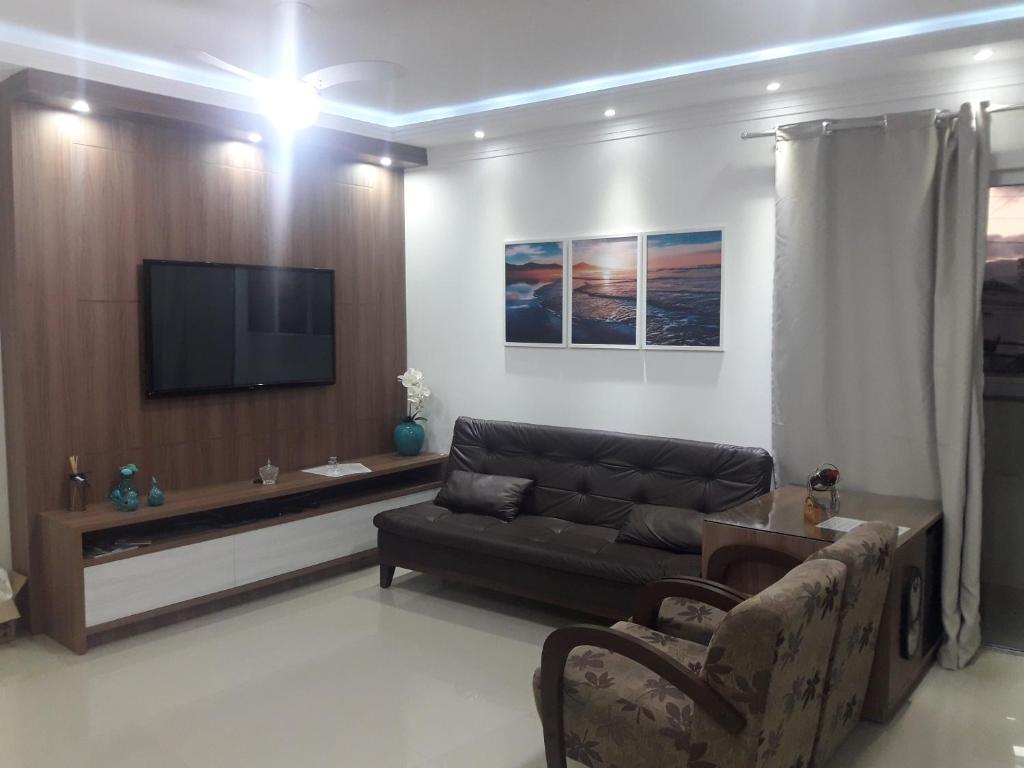  Apartamento 3 dorm a 100 metros da praia de Perequê em Porto Belo