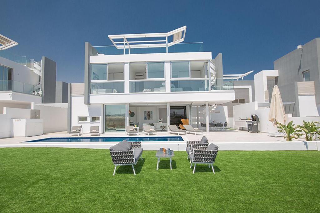 Vrt pred nastanitvijo Villa Manta Agrotikos - Stunning 3 Bedroom Protaras Villa with Pool - Close to the Beach