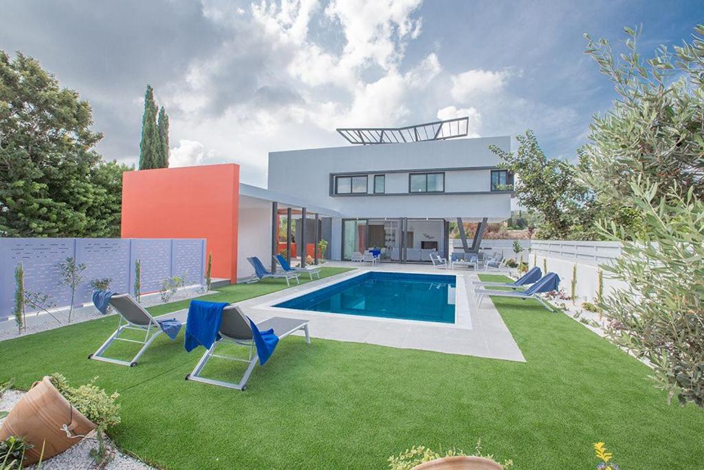 une maison avec une cour et une piscine dans l'établissement Villa Apomono - New Luxury 3 Bedroom Protaras Villa with Pool - Close to the Beach, à Protaras
