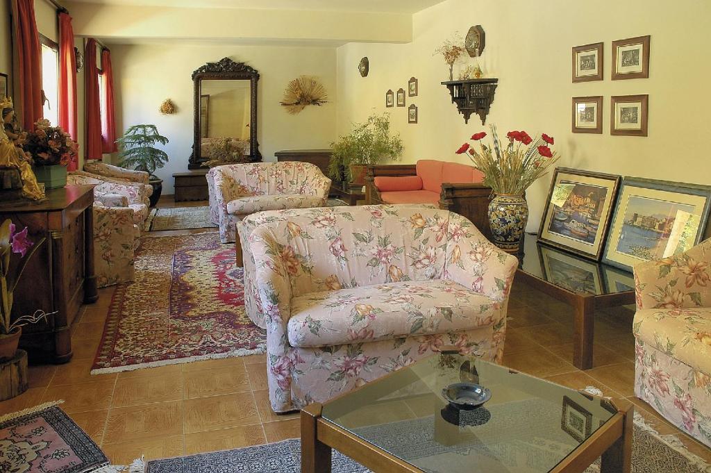 Posezení v ubytování Hôtel Aïtone