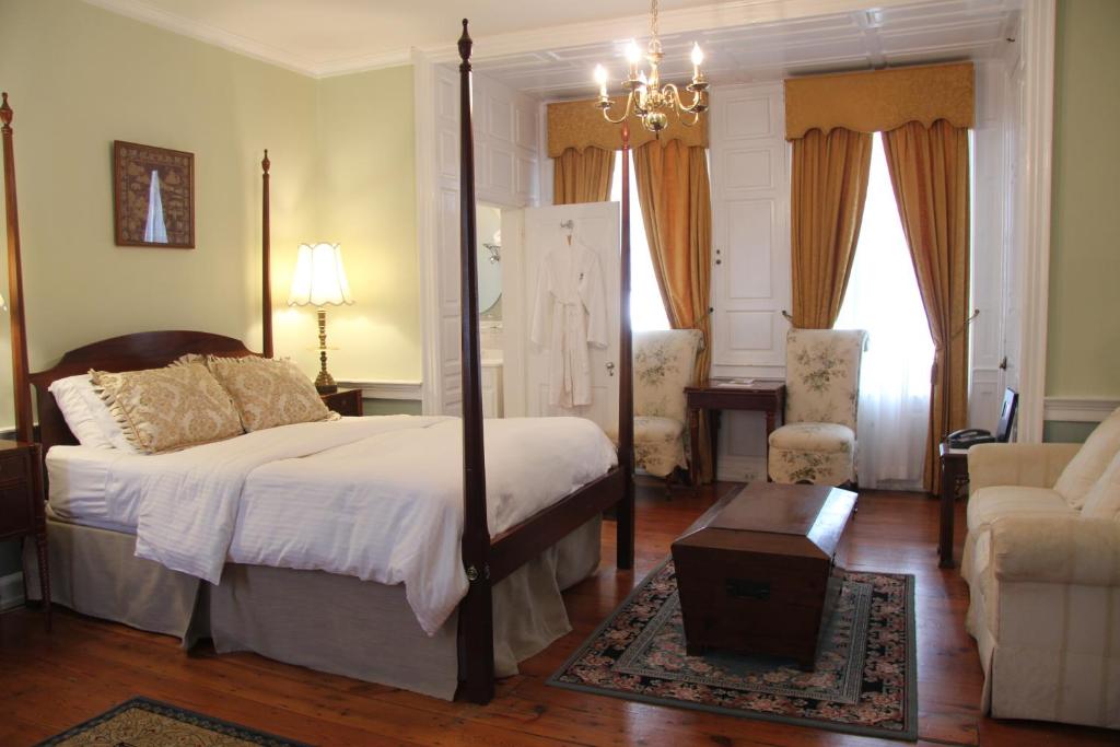 Postel nebo postele na pokoji v ubytování Morris House Hotel