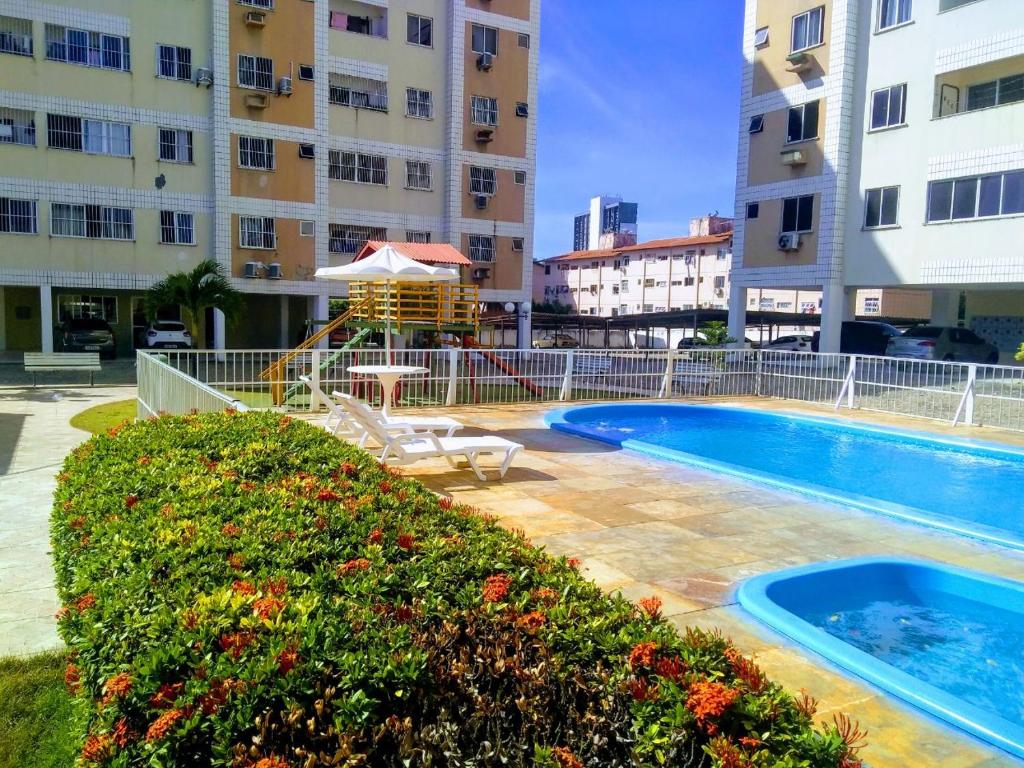 basen przed budynkiem apartamentowym w obiekcie Apartamento mobiliado com 3 quartos Damas-Montese w mieście Fortaleza