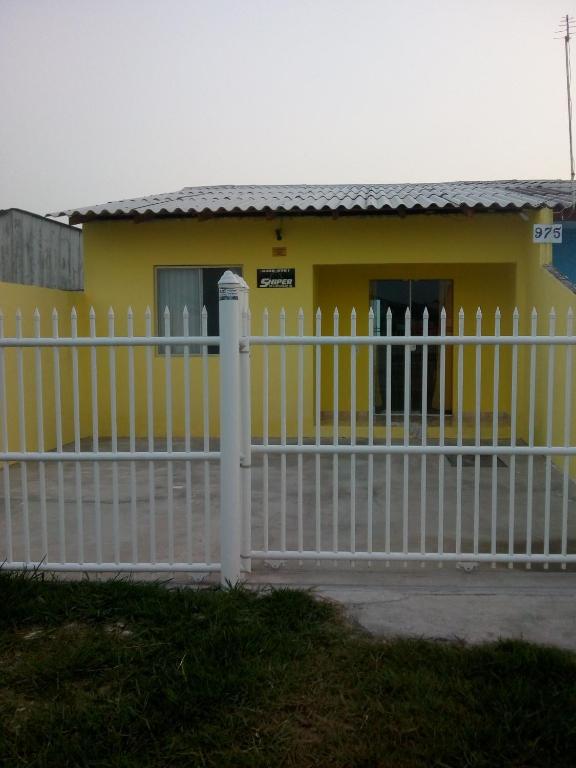  Casa amarela com piscina