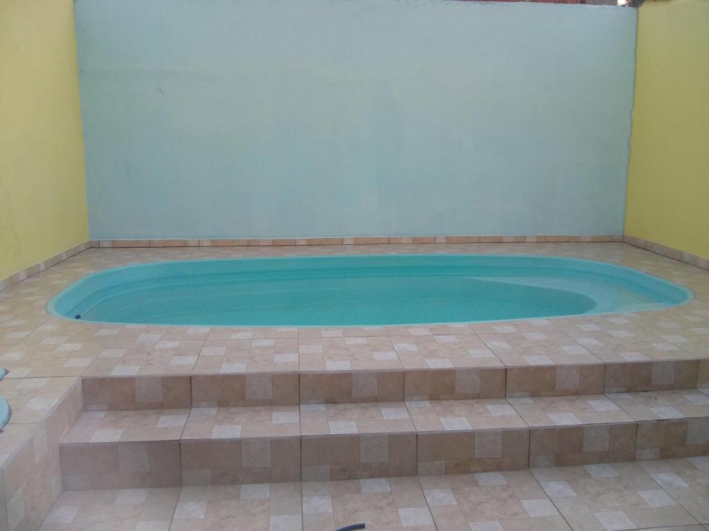 Casa amarela com piscina