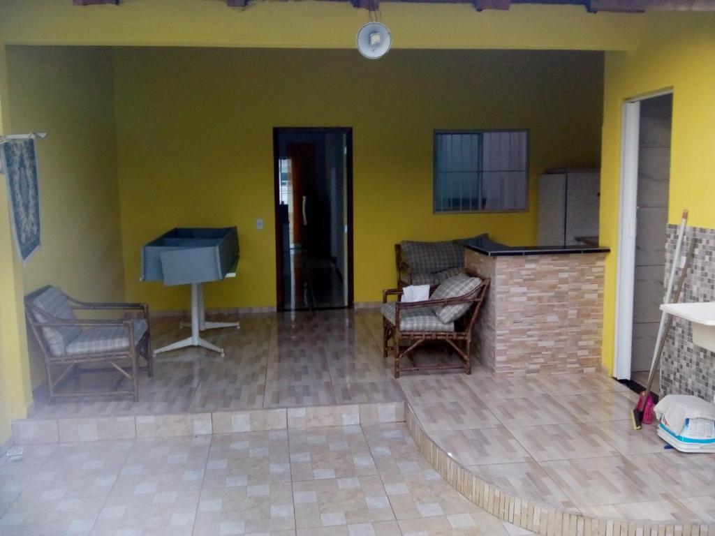  Casa amarela com piscina