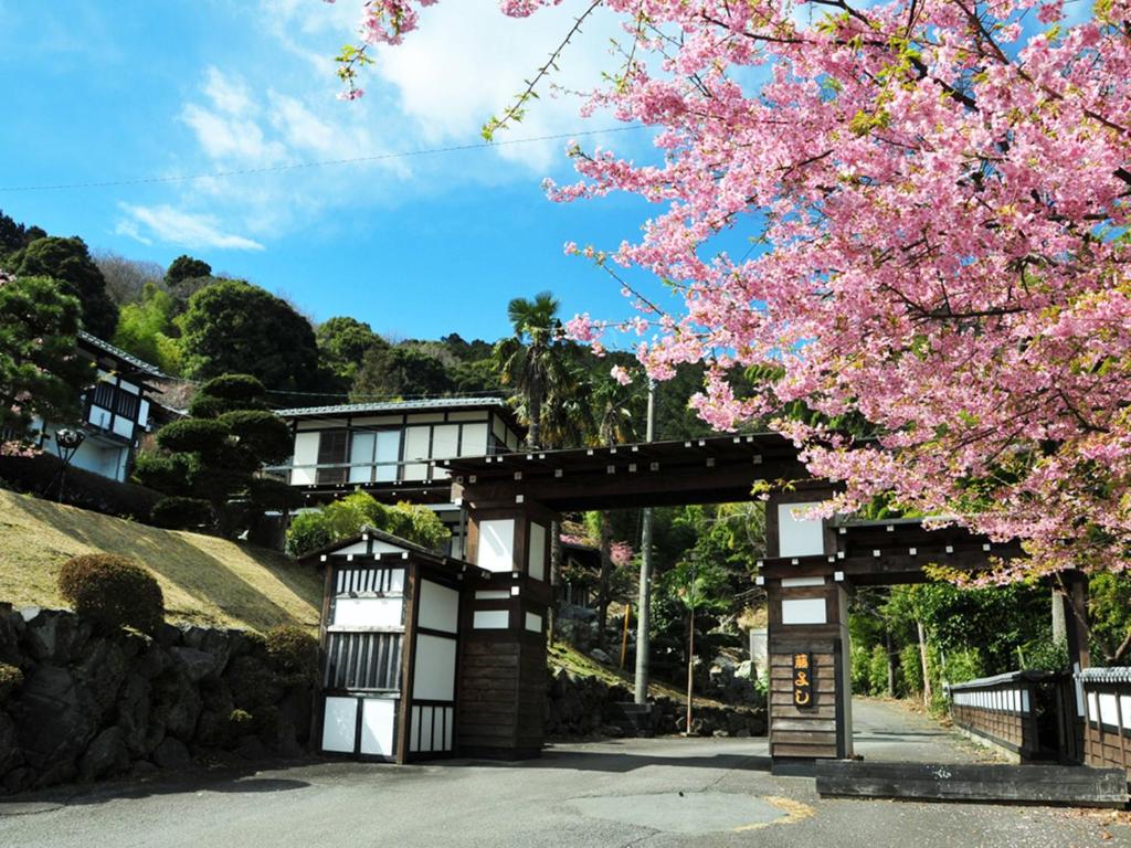 伊東市にある横浜藤よし伊豆店の建物前の釉木門