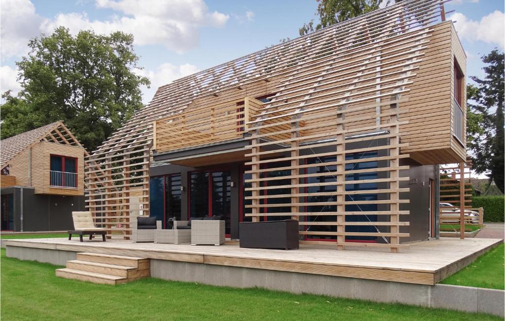 a house with a wooden wall on a patio at Haus 6 in Wendorf