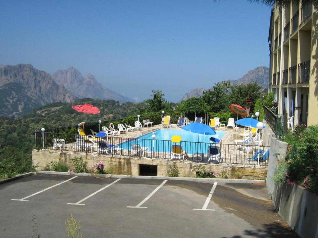 Nespecifikovaný výhled na hory nebo výhled na hory při pohledu z hotelu
