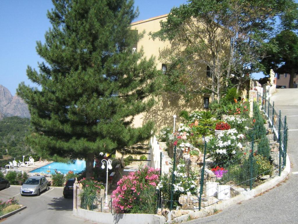 Zahrada ubytování Hôtel Aïtone