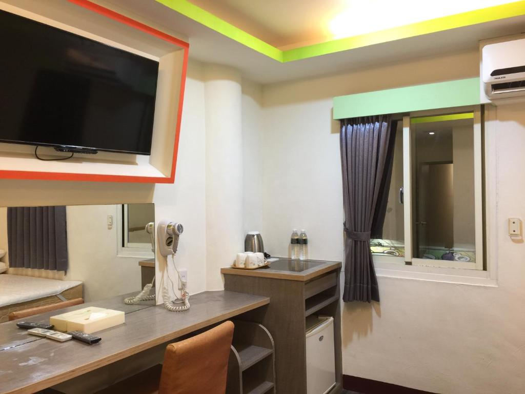 TV a/nebo společenská místnost v ubytování 微旅時尚旅店