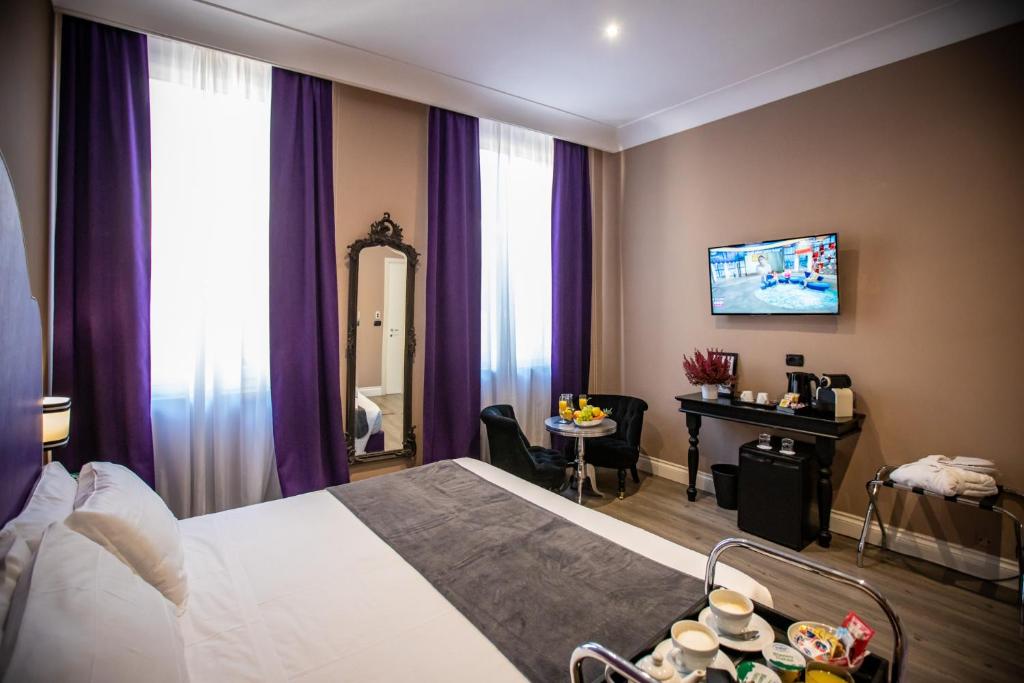een hotelkamer met een bed en een bureau bij JB Relais in Rome