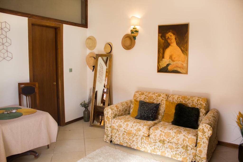 ein Wohnzimmer mit einem Sofa und einem Gemälde an der Wand in der Unterkunft 9 Stylish Suite in Unirii Square in Timişoara