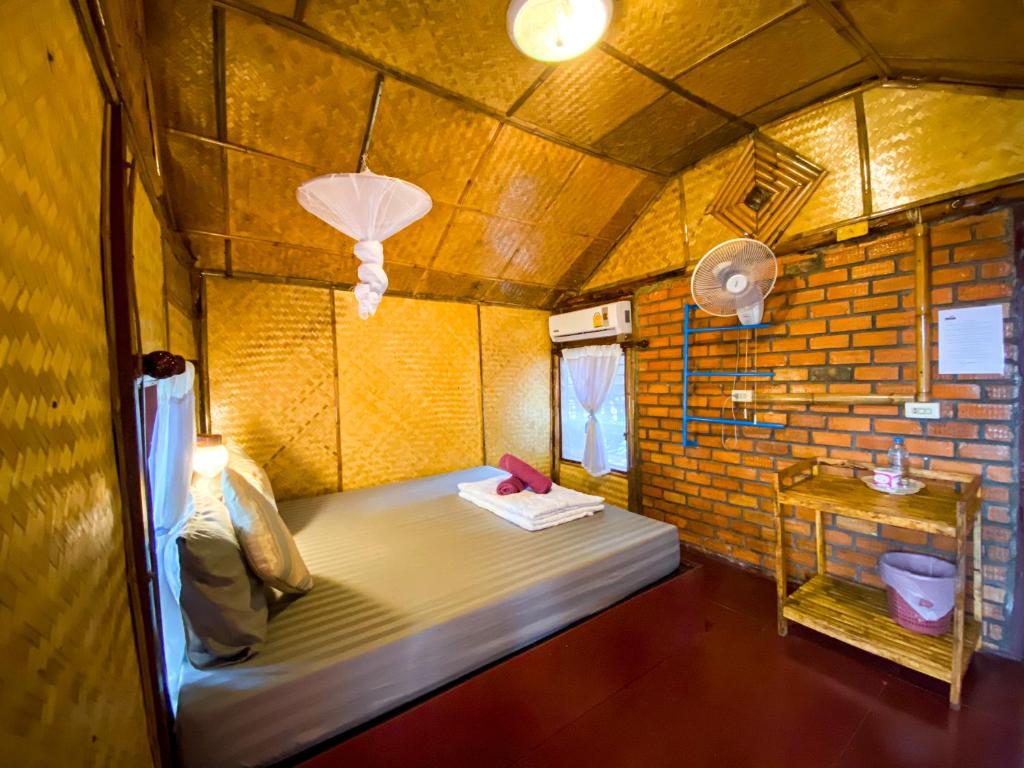 Postel nebo postele na pokoji v ubytování Rapala Rock Wood Resort- SHA Plus