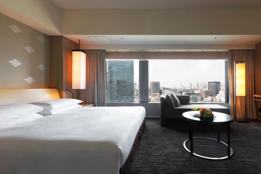 Postel nebo postele na pokoji v ubytování The Capitol Hotel Tokyu