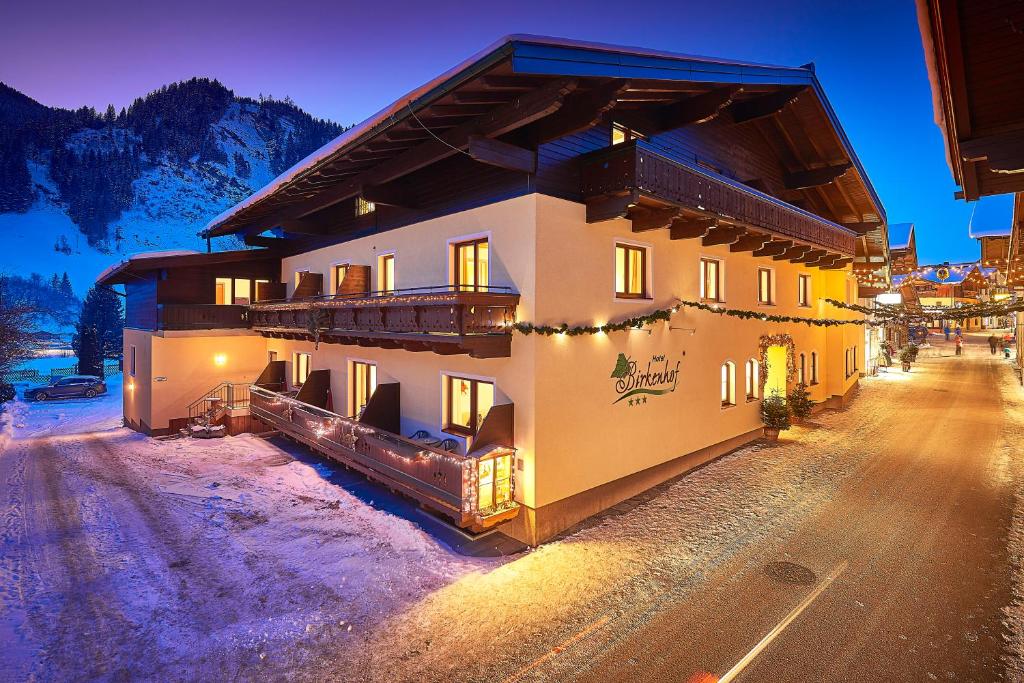 Nespecifikovaný výhled na hory nebo výhled na hory při pohledu z hotelu