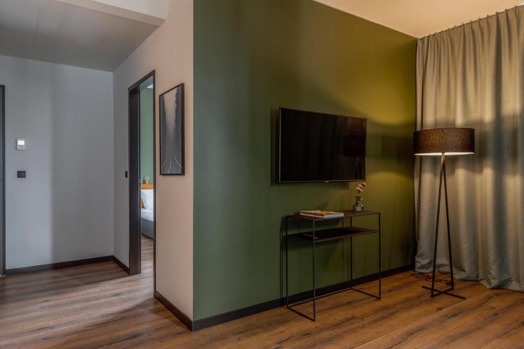 TV a/nebo společenská místnost v ubytování Black F House - Serviced Apartments