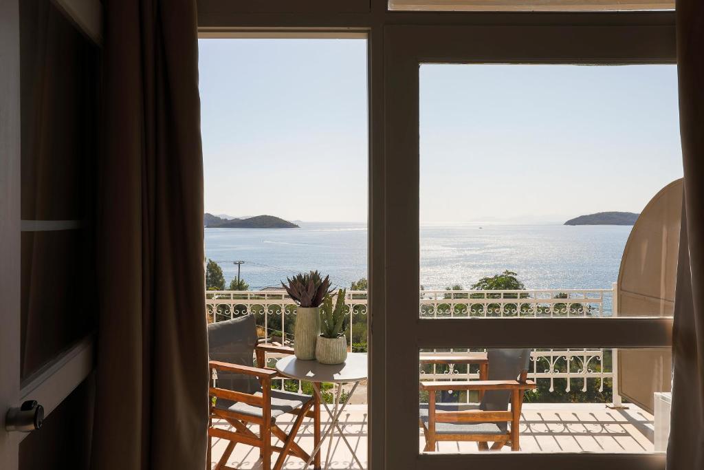 Irida Aegean View, Philian Hotels and Resorts - Family Room With Sea View (2 Adults + 2 Children)