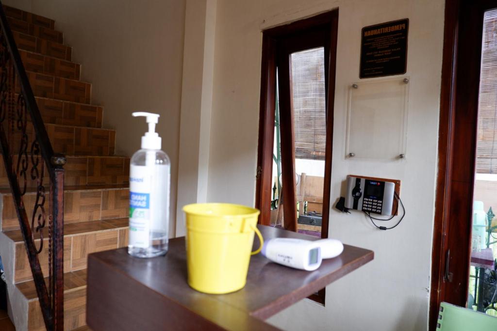 Příslušenství pro přípravu čaje a kávy v ubytování Khresna Guest House Malioboro Mitra RedDoorz