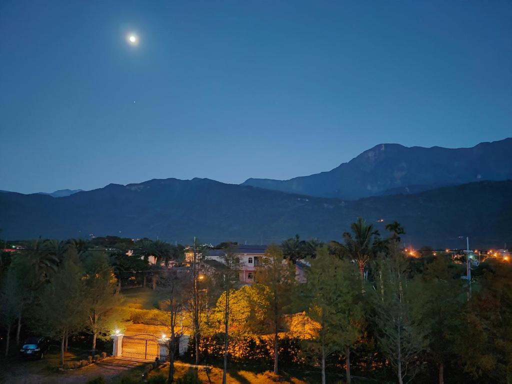 Vista generica sulle montagne o vista sulle montagne dall'interno della stanza in casa privata