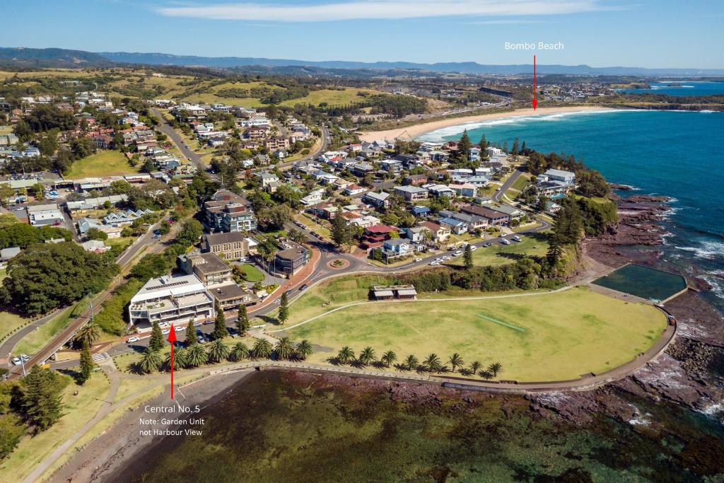 uma vista aérea de um subúrbio junto ao oceano em CENTRAL NO 5 LUXURY APARTMENT em Kiama