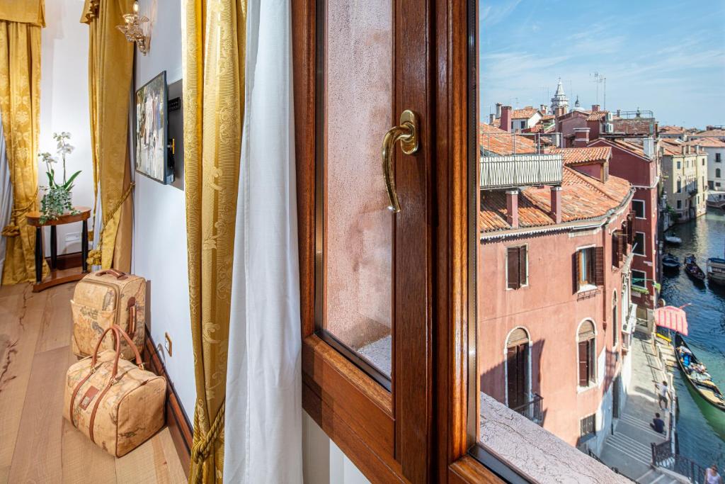 Nespecifikovaný výhled na destinaci Benátky nebo výhled na město při pohledu z hotelu