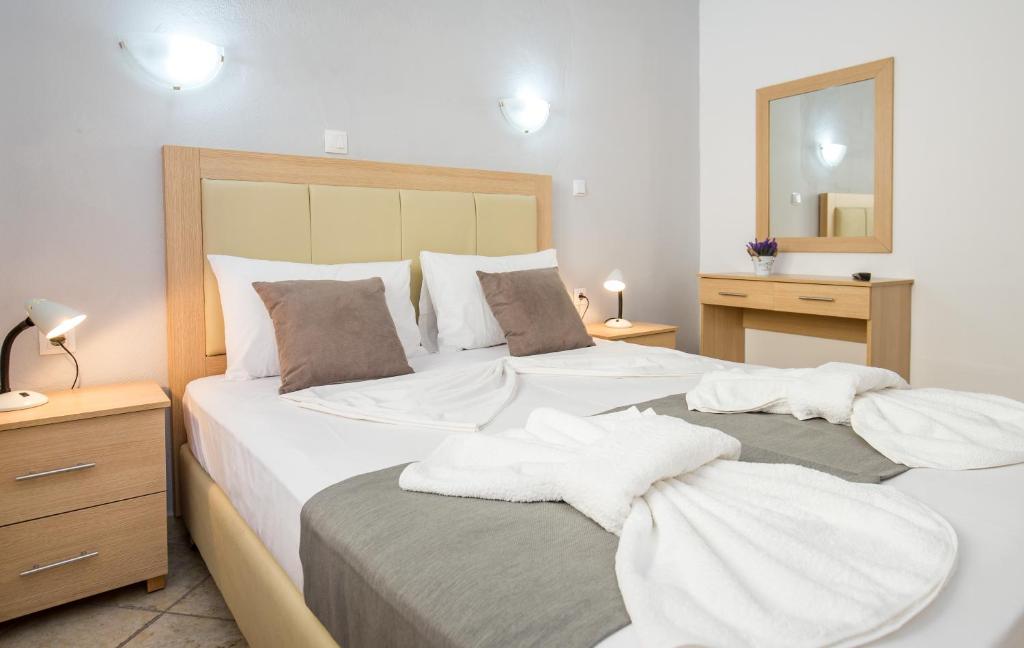 ein Schlafzimmer mit 2 Betten und weißen Handtüchern darauf in der Unterkunft Morfoula 's House in Potos