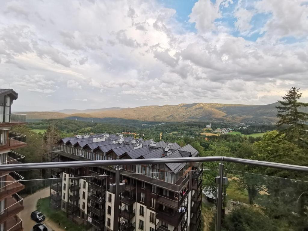 施柯拉爾斯卡波倫巴的住宿－Apartament z widokiem na góry，享有背景山景建筑的景致。