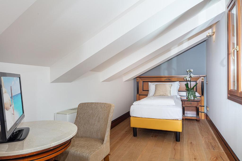 Postel nebo postele na pokoji v ubytování All’Angelo Art Hotel