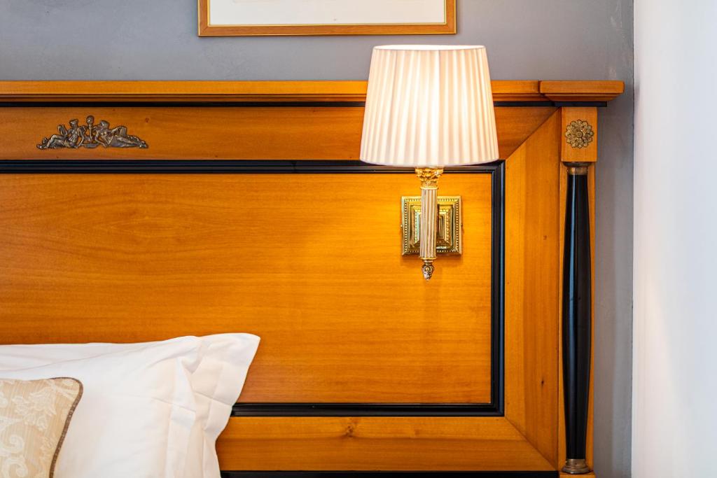 Postel nebo postele na pokoji v ubytování All’Angelo Art Hotel
