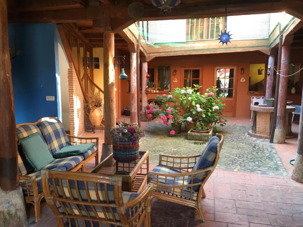a patio with two chairs and a table and a table at CASA DEOGRACIAS in Veguellina de Órbigo