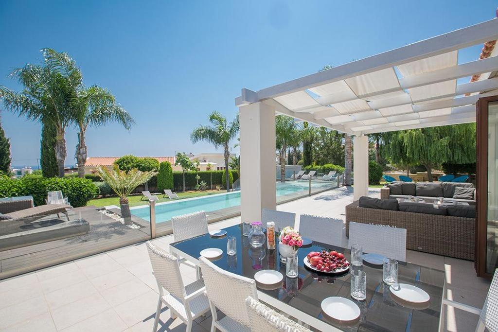 Villa Protaras Sunshine Stylish 4BDR Villa with Pool Close to Fig Tree Bay  Beach, Protarász – 2023 legfrissebb árai