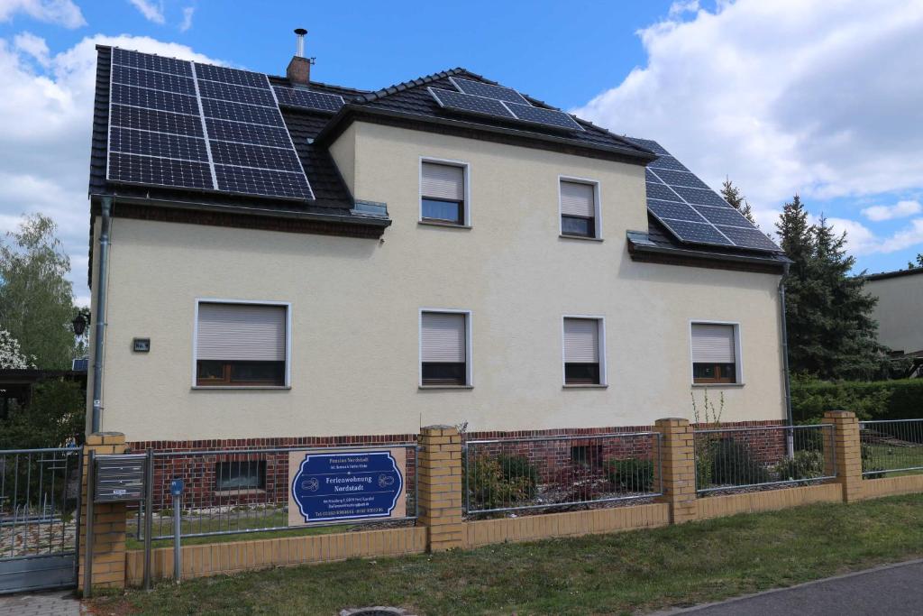 a house with solar panels on the roof at Ferienwohnung Nordstadt in Forst