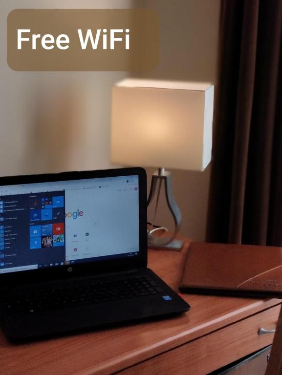 TV a/nebo společenská místnost v ubytování Hotel Principe Eugenio