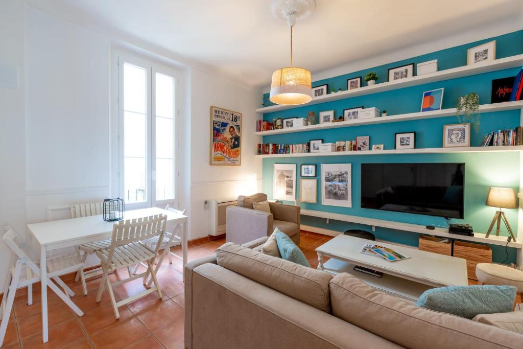 ein Wohnzimmer mit einem Sofa und einem Tisch in der Unterkunft Central location 3 bedrooms - 1mn Croisette - 5mn Palais in Cannes