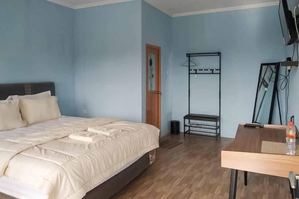 Postel nebo postele na pokoji v ubytování Kampung Abdi Resort Syariah Mitra RedDoorz