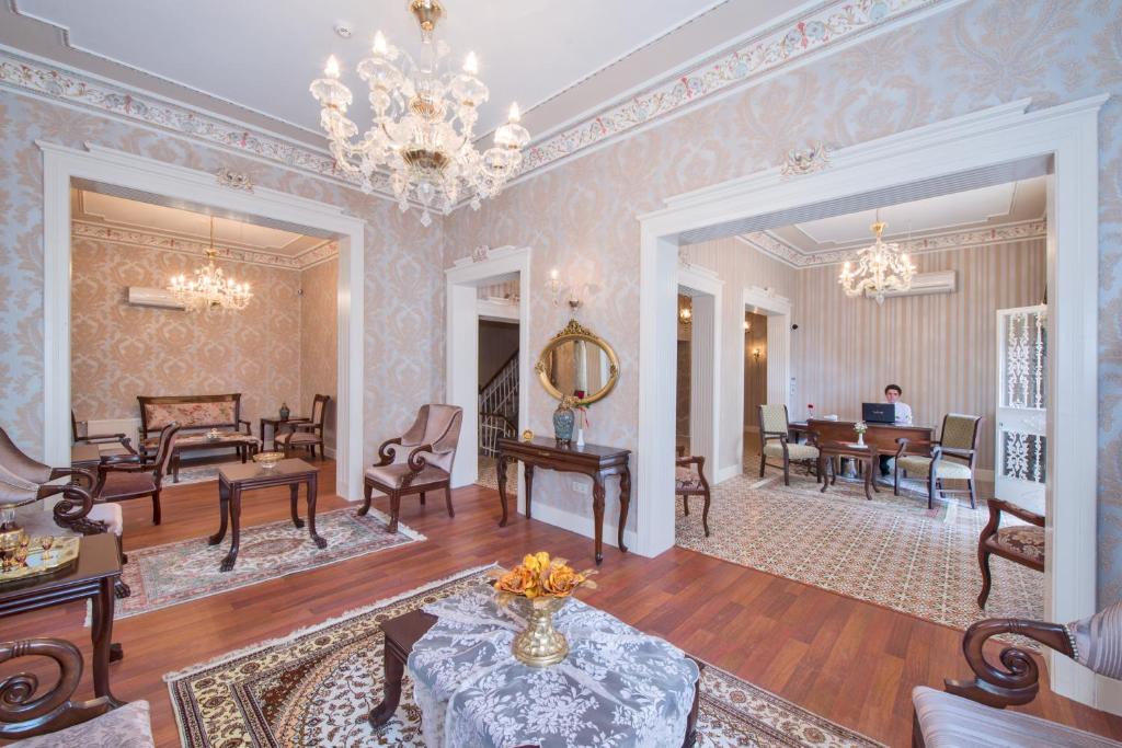ein Wohnzimmer mit Möbeln und einem Kronleuchter in der Unterkunft Enderun Hotel Istanbul in Istanbul