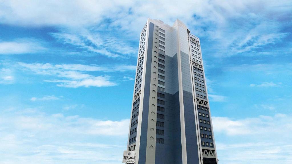 マニラにあるBerjaya Makati Hotelの背の高い白い建物
