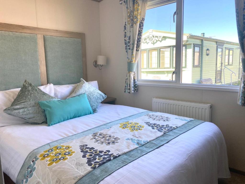 Llit o llits en una habitació de 37 Bay View Oceans Edge by Waterside Holiday Lodges