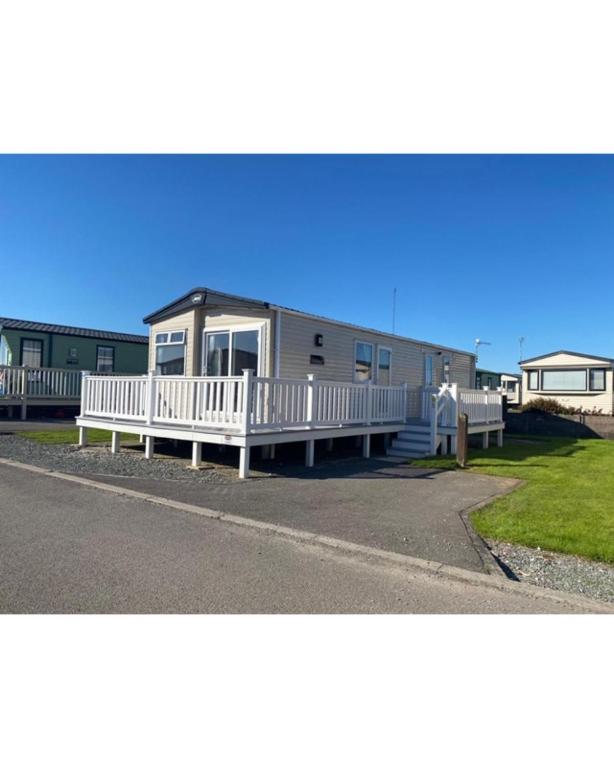 ランカスターにある37 Bay View Oceans Edge by Waterside Holiday Lodgesの道路脇の移動式住宅