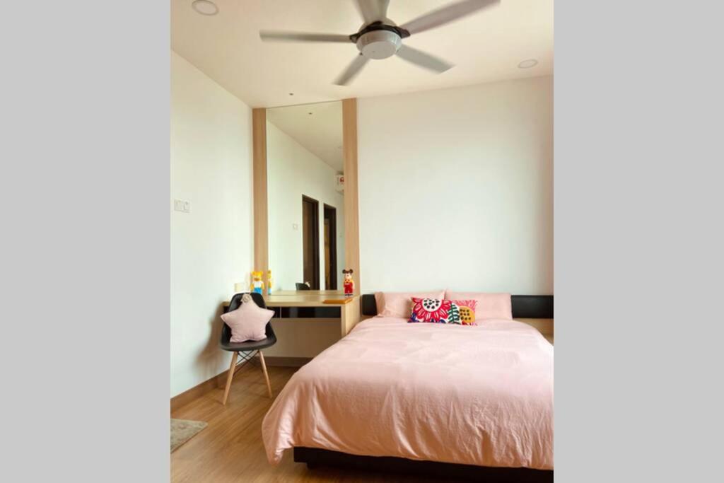 1 dormitorio con 1 cama y ventilador de techo en Landmark Residence 1, Pool View, Free WiFi, TV-box, Free Parking, Near Kajang, Mahkota Cheras, C180, MRT en Kajang