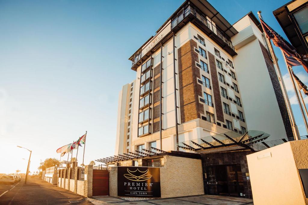 un edificio de hotel con un cartel delante en Premier Hotel Cape Town en Ciudad del Cabo