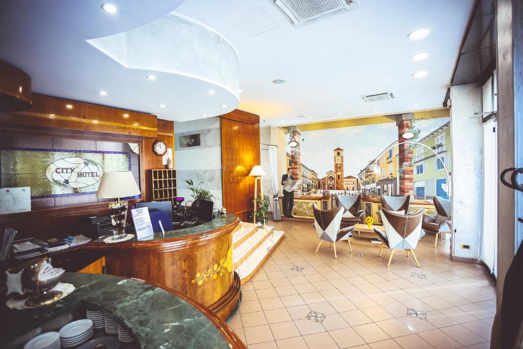 um restaurante com cadeiras e um bar num quarto em Hotel City em Chivasso