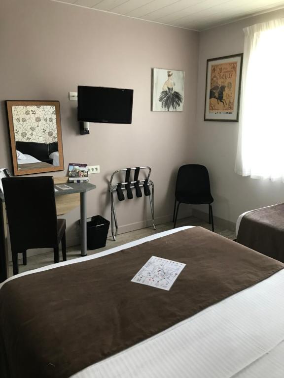 TV a/nebo společenská místnost v ubytování Hôtel Le Bayeux