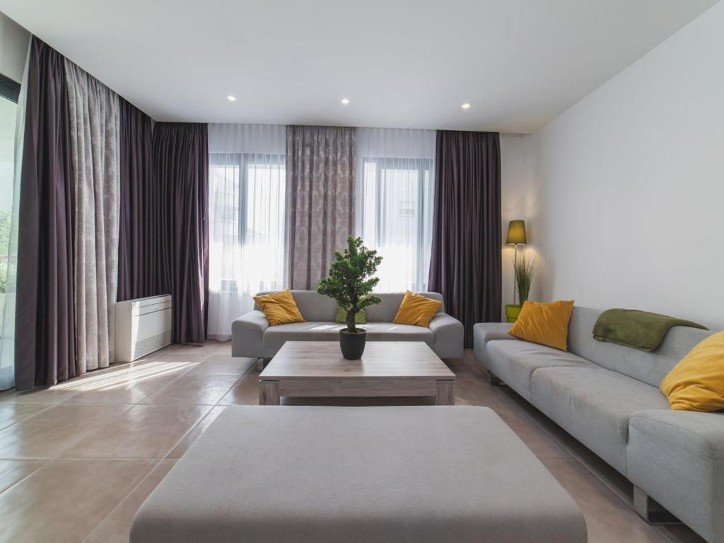 Posezení v ubytování Luxury Villa Trogir 3 with private pool, jacuzzi and gym by the beach on Ciovo - Okrug Donji