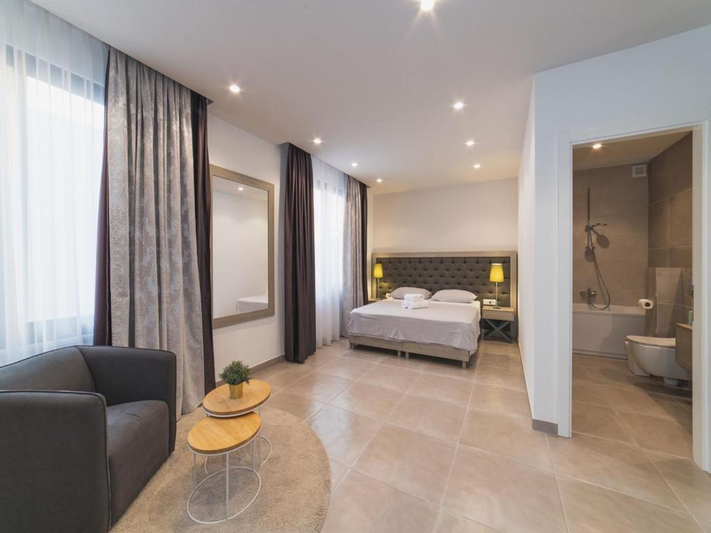 Postel nebo postele na pokoji v ubytování Luxury Villa Trogir 3 with private pool, jacuzzi and gym by the beach on Ciovo - Okrug Donji